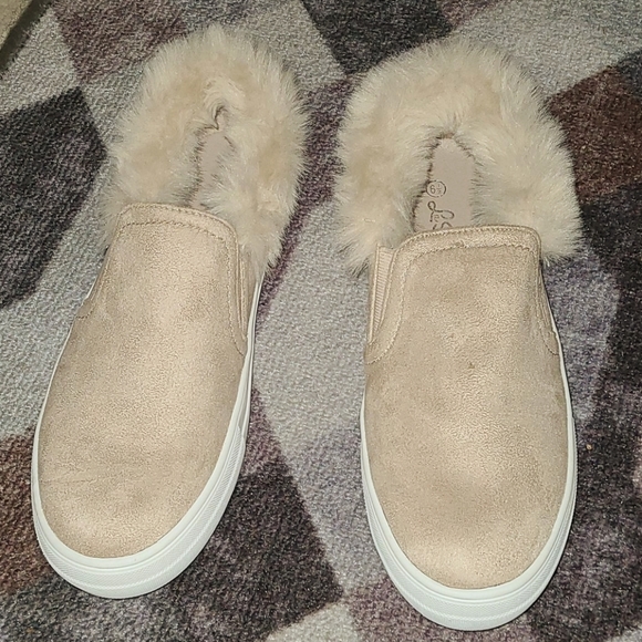 La Sheelah Shoes - NWOT Slip on sneaker flats